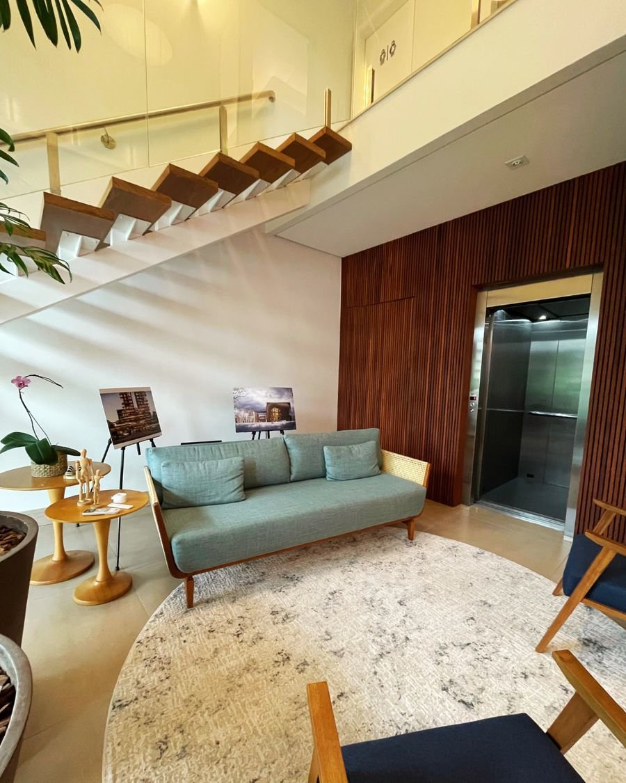 Hall residencial com elevador ao fundo