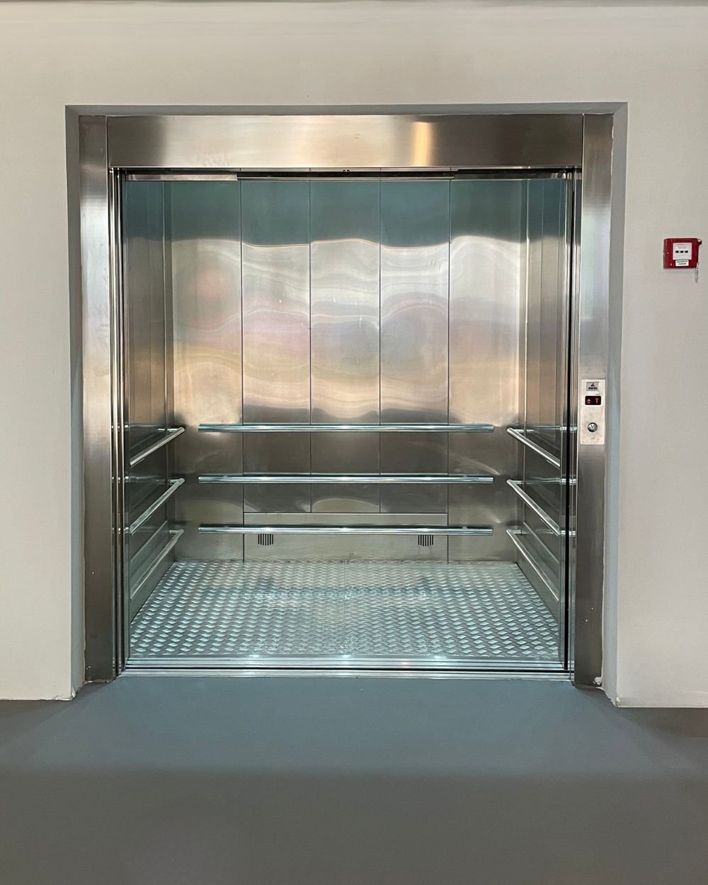 Elevador de carga com cabina em aço inox