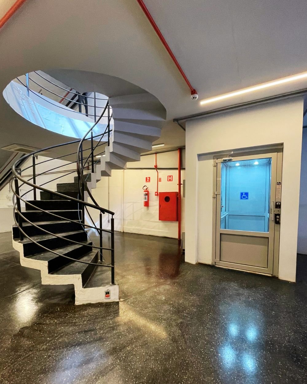 Plataforma de acessibilidade instalada ao lado de escada