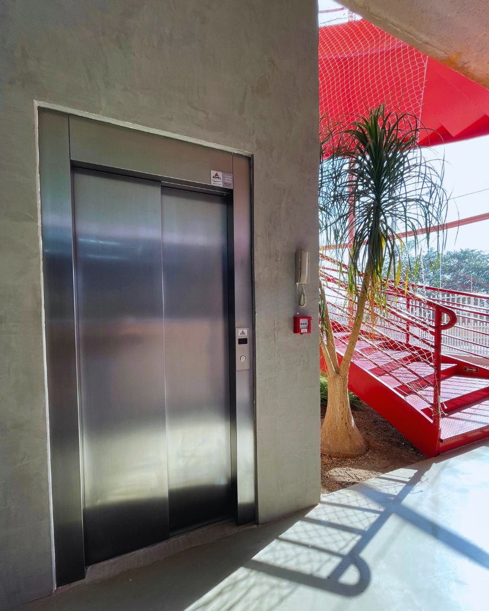 Elevador predial com portas em aço inox